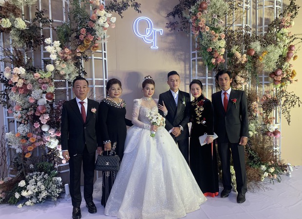 Viên Minh nền nã, vợ Bùi Tiến Dũng xinh như công chúa trong lễ cưới của cựu tuyển thủ Võ Huy Toàn - Ảnh 9.