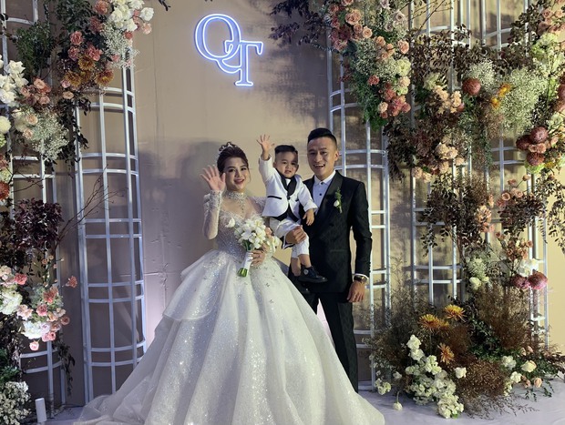 Viên Minh nền nã, vợ Bùi Tiến Dũng xinh như công chúa trong lễ cưới của cựu tuyển thủ Võ Huy Toàn - Ảnh 10.