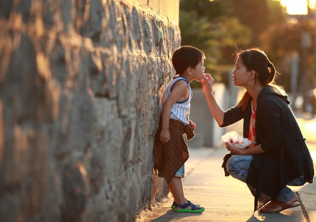 Giáo sư nổi tiếng: 6 thói quen của cha mẹ tưởng vô hại lại âm thầm ảnh hưởng xấu tới con - Ảnh 2.