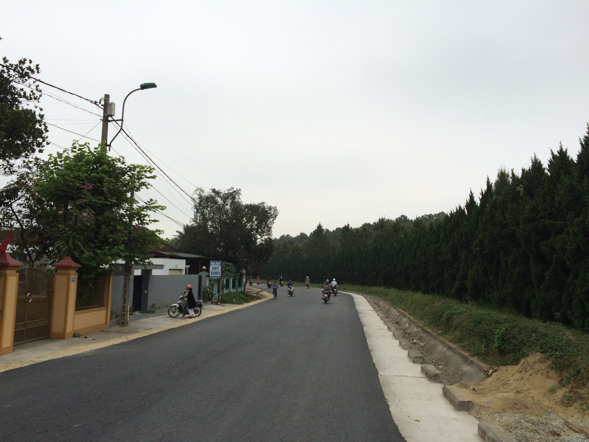 T&ocirc;i dự định cầm sổ đỏ đất qu&ecirc; để mua nh&agrave; th&agrave;nh phố - Ảnh 1.