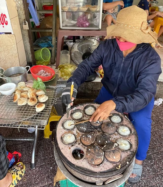 4 quán bánh căn ở Nha Trang cứ ăn là “dính”, người dân địa phương cũng khen tấm tắc - Ảnh 1.