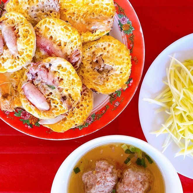 4 quán bánh căn ở Nha Trang cứ ăn là “dính”, người dân địa phương cũng khen tấm tắc - Ảnh 3.