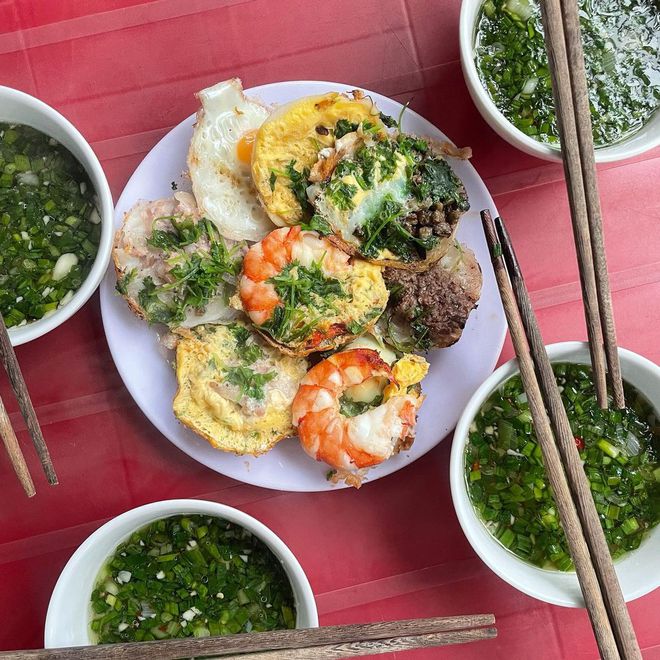 4 quán bánh căn ở Nha Trang cứ ăn là “dính”, người dân địa phương cũng khen tấm tắc - Ảnh 9.