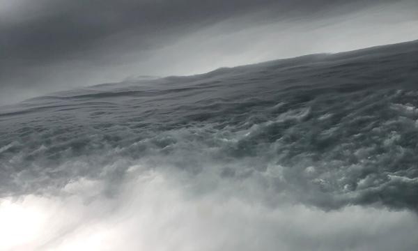Bức ảnh “biển trên bầu trời” khiến nhiều người hoang mang, đây là hiện tượng gì? - Ảnh 1.