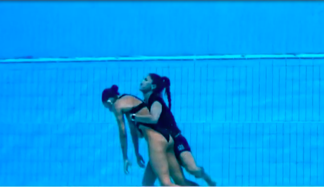 VĐV bơi ngất xỉu khi đang thi đấu ở giải vô địch thế giới - Ảnh 1.