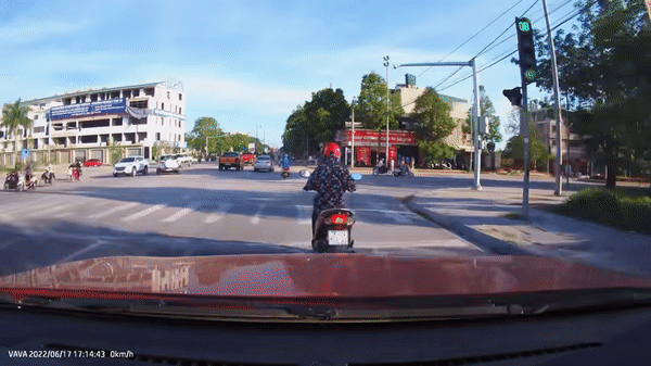 Nữ ninja dừng xe đột ngột khi đèn xanh khiến tài xế ô tô phanh cháy đường - Ảnh 1.