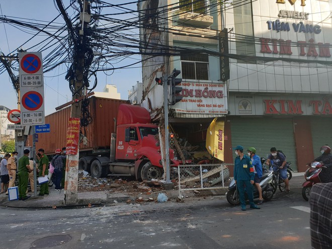 Xe container tông sập tiệm vàng ở TP.HCM - Ảnh 3.