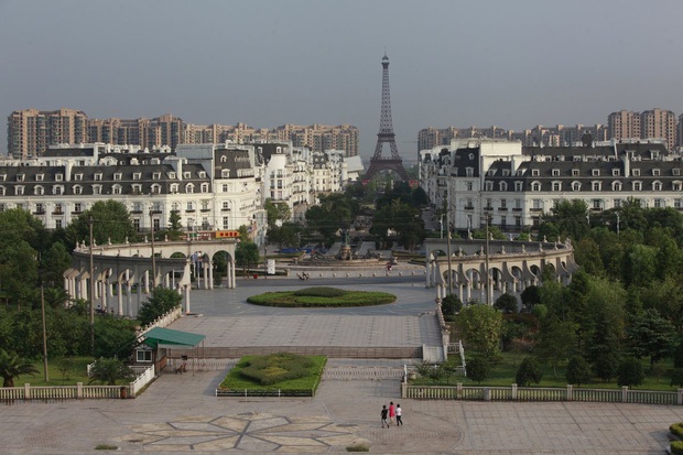 “Paris phiên bản lỗi” bỏ hoang của Trung Quốc: Từ tham vọng về thành phố hoa lệ giữa lòng châu Á tới cảnh ngán ngẩm hiện tại - Ảnh 3.