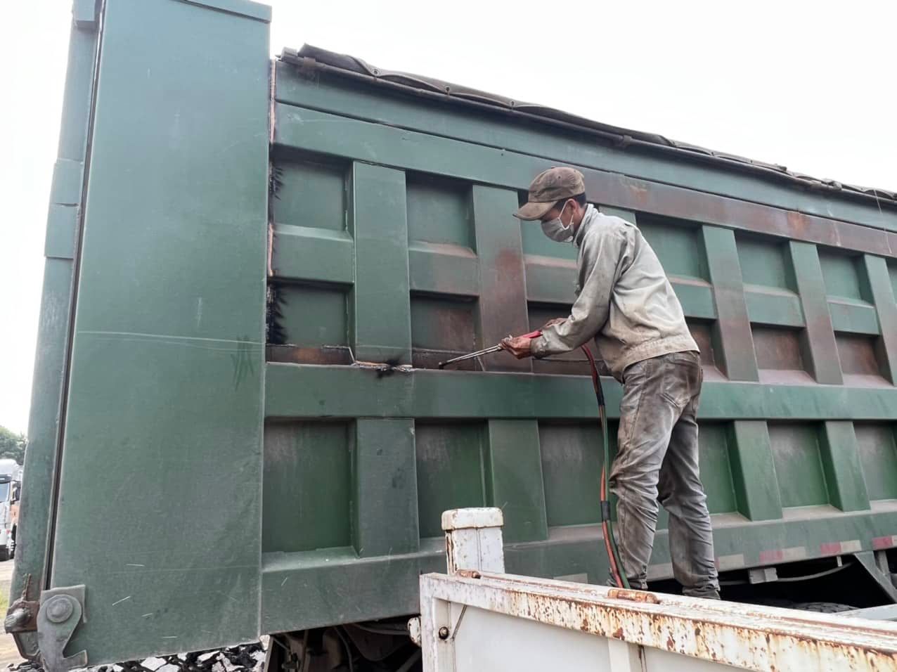 Hàng loạt xe tải cơi nới thùng cao cả mét bị công an cắt gọt - Ảnh 7.