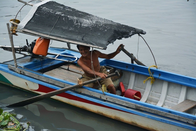 “Tỷ phú ghe ôm” 40 năm cứu người, vớt xác trôi sông: Nhỡ không cứu được người ta, tức lắm! - Ảnh 1.