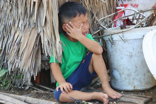  Cha gặp tai nạn qua đời, mẹ bất lực nhìn 5 đứa con nheo nhóc, giành nhau bình sữa loãng để uống - Ảnh 2.