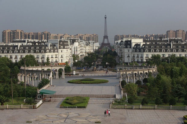 “Paris phiên bản lỗi” bỏ hoang của Trung Quốc: Từ tham vọng về thành phố hoa lệ giữa lòng châu Á tới cảnh ngán ngẩm hiện tại  - Ảnh 3.