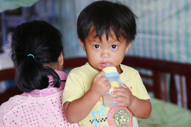  Cha gặp tai nạn qua đời, mẹ bất lực nhìn 5 đứa con nheo nhóc, giành nhau bình sữa loãng để uống - Ảnh 7.