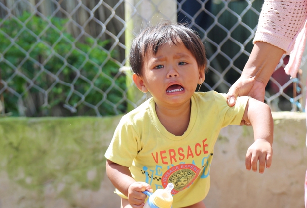  Cha gặp tai nạn qua đời, mẹ bất lực nhìn 5 đứa con nheo nhóc, giành nhau bình sữa loãng để uống - Ảnh 9.