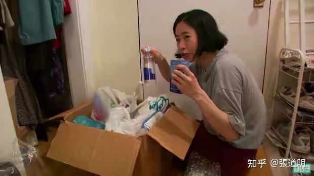 Tiết kiệm đến keo kiệt ở New York: Nhặt thức ăn trong thùng rác, 8 năm không sắm quần áo để mua nhà - Ảnh 9.