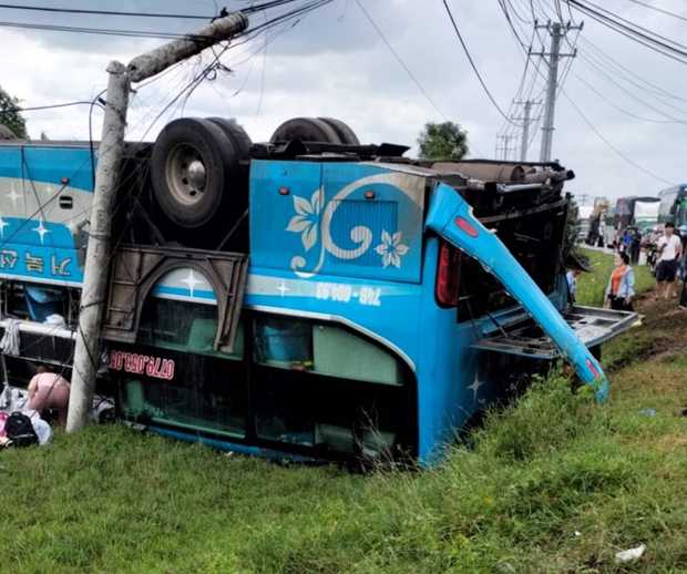 Bình Thuận: Xe khách lao xuống ruộng rồi lật ngửa, 11 người bị thương - Ảnh 1.