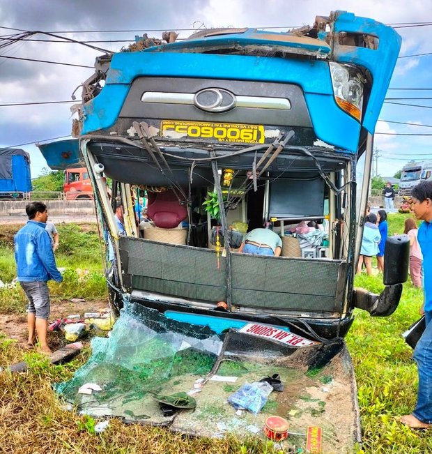 Bình Thuận: Xe khách lao xuống ruộng rồi lật ngửa, 11 người bị thương - Ảnh 2.