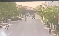 Ô tô 'điên' gây tai nạn náo loạn trên đường