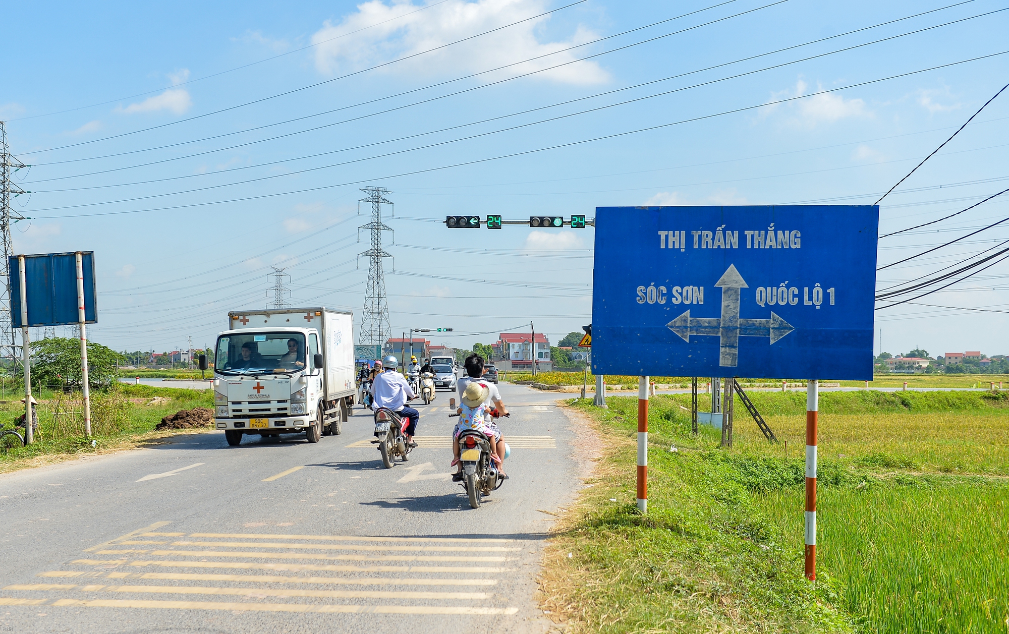 Cầu trăm tỷ xây xong 2 năm vẫn bỏ hoang do chưa có lối lên xuống - Ảnh 13.