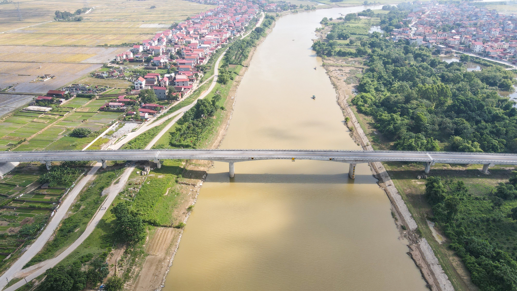 Cầu trăm tỷ xây xong 2 năm vẫn bỏ hoang do chưa có lối lên xuống - Ảnh 2.