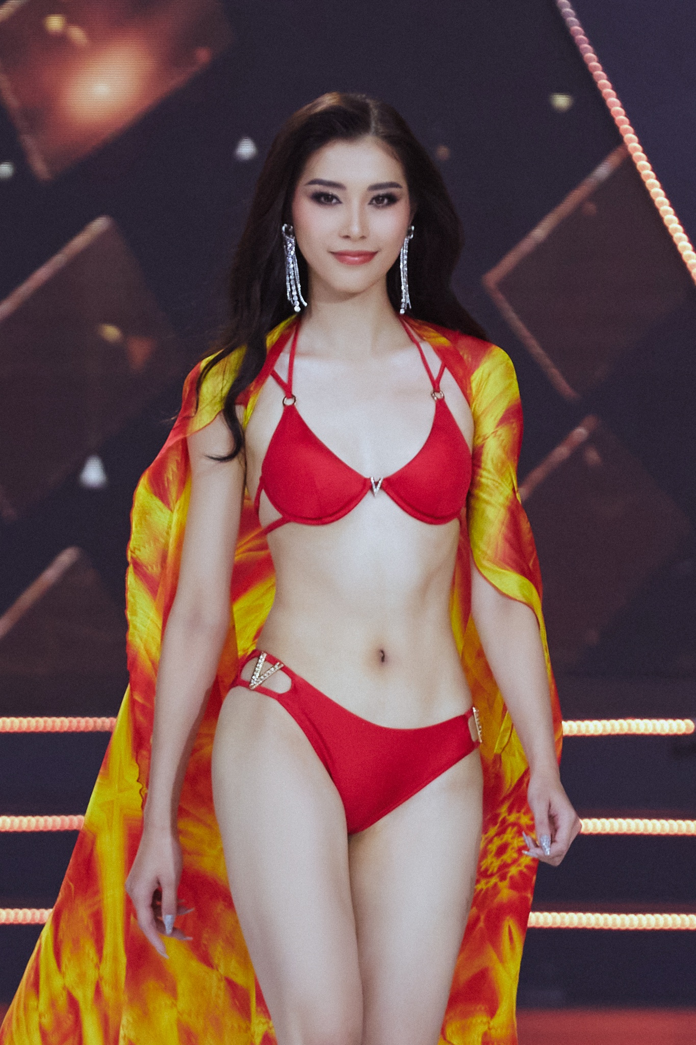 Hot girl bóng chuyền Đặng Thu Huyền khoe dáng cực bốc tại Hoa hậu Hoàn vũ Việt Nam - Ảnh 2.