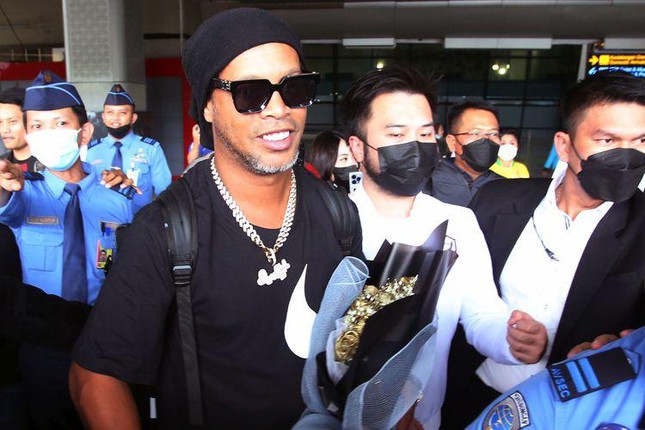 Ronaldinho sang Indonesia chơi bóng, HLV tuyên bố thích đá đâu thì đá  - Ảnh 1.