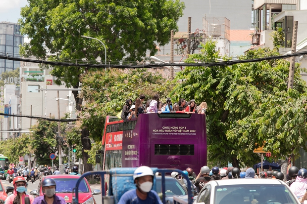 Top 3 Hoa hậu Hoàn vũ Việt Nam diễu hành sau đăng quang: Rất đông fan có mặt giữa trưa nắng, nhan sắc dàn mỹ nhân quả đáng gờm! - Ảnh 15.