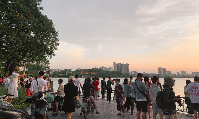 Giới trẻ Hà Nội rủ nhau đi ngắm hoàng hôn Hồ Tây, đông nghịt ngày cuối tuần - Ảnh 7.