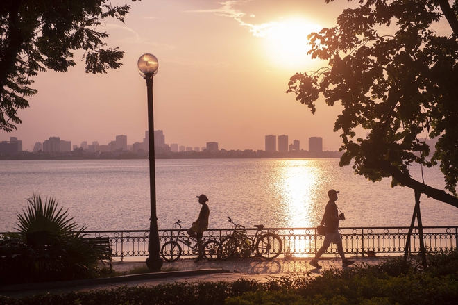 Giới trẻ Hà Nội rủ nhau đi ngắm hoàng hôn Hồ Tây, đông nghịt ngày cuối tuần - Ảnh 10.