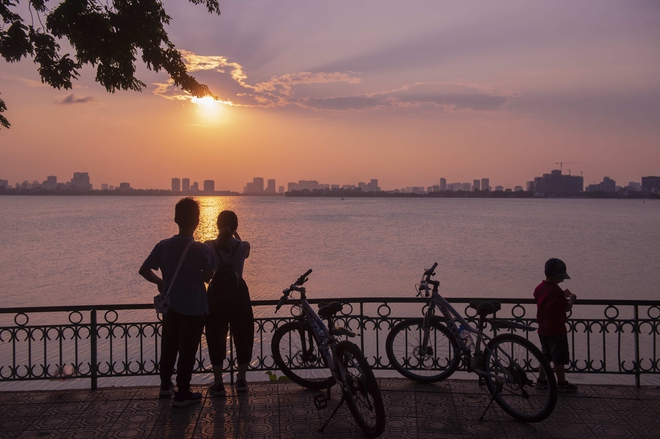 Giới trẻ Hà Nội rủ nhau đi ngắm hoàng hôn Hồ Tây, đông nghịt ngày cuối tuần - Ảnh 11.