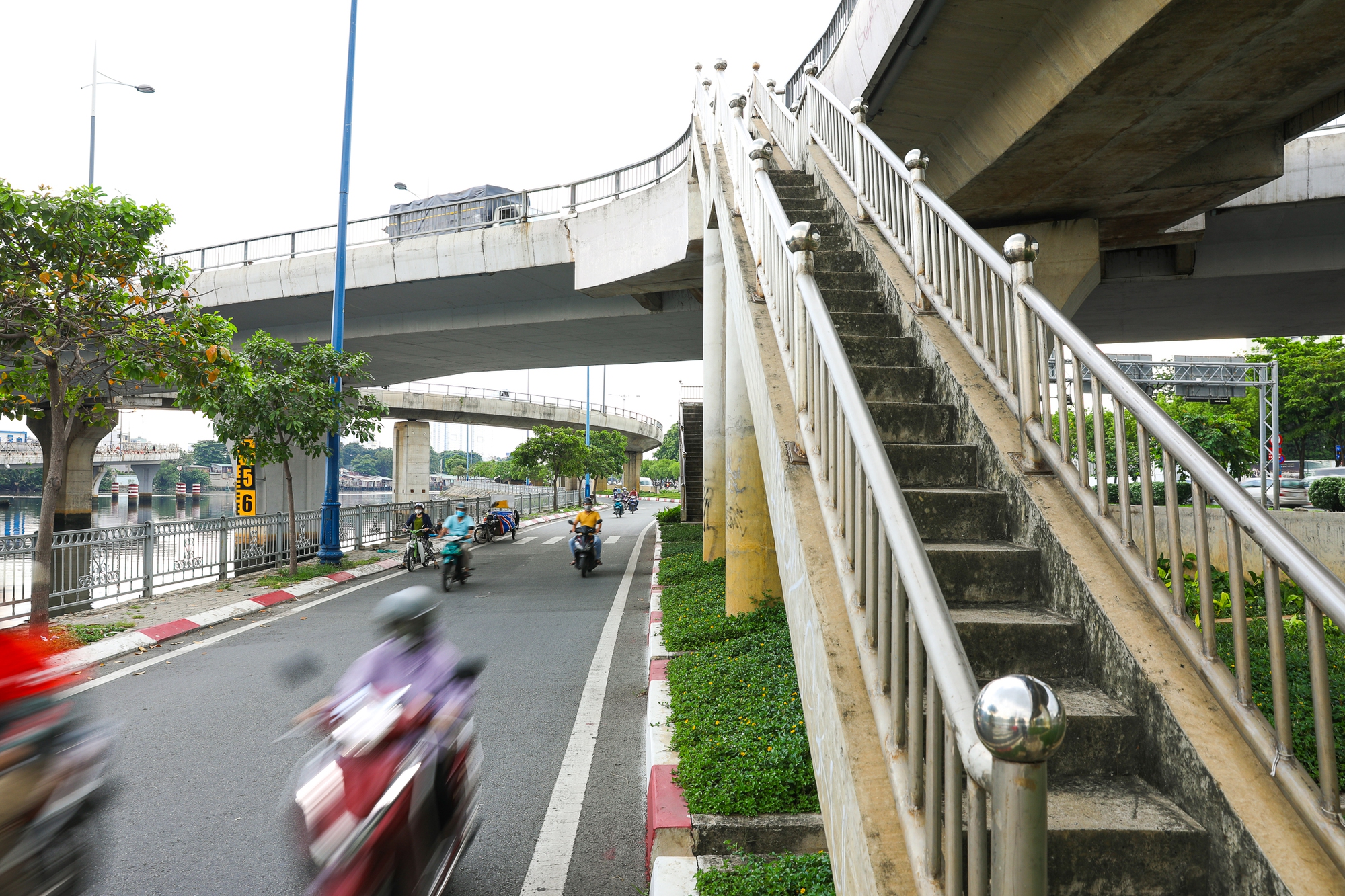 Cận cảnh đại lộ rộng 70 m, sắp có tuyến BRT đầu tiên ở TP. HCM - Ảnh 8.