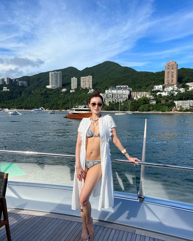 Hoa hậu đẹp nhất Hong Kong khoe dáng nuột với bikini hậu sinh nhật 52 tuổi - Ảnh 2.