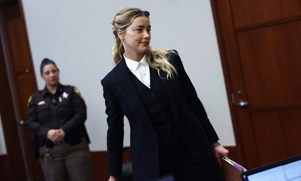 Tòa án gửi giấy riêng yêu cầu Amber Heard trả tiên bồi thường cho Johnny Depp - Ảnh 1.
