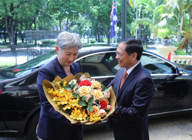  Thăm Việt Nam, Ngoại trưởng Úc thưởng thức phở gà  - Ảnh 2.