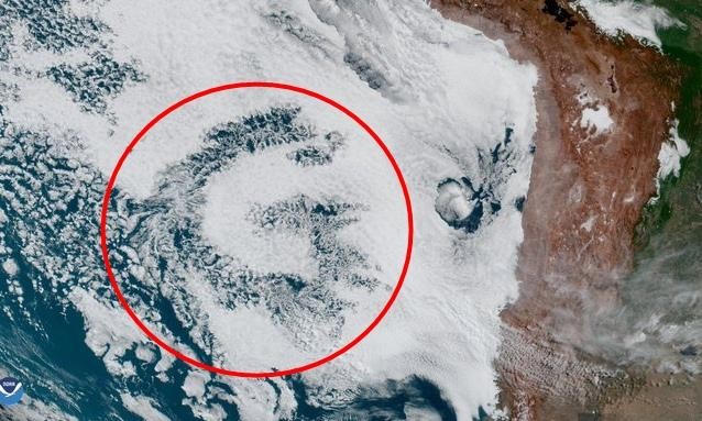 Vệ tinh của NASA chụp được ảnh đám mây kỳ lạ bay trên biển, tạo thành hình chữ G rõ rệt - Ảnh 1.