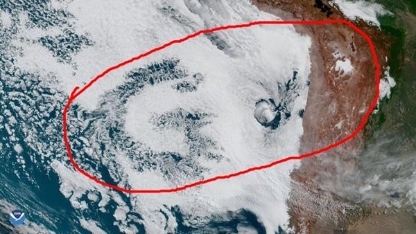 Vệ tinh của NASA chụp được ảnh đám mây kỳ lạ bay trên biển, tạo thành hình chữ G rõ rệt - Ảnh 3.