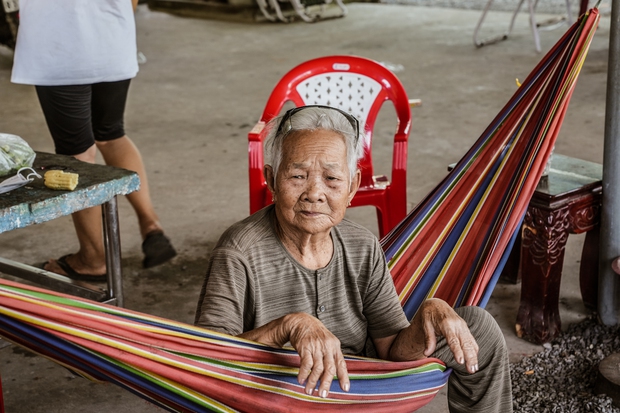 Về Tây Ninh nghe hàng xóm hóng chuyện Tân Hoa hậu: Trước HHen Niê ngồi máy cày, giờ Ngọc Châu đi xe bò diễu hành là vui nữa - Ảnh 12.