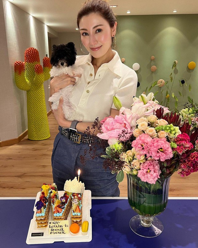 Hoa hậu đẹp nhất Hong Kong khoe dáng nuột với bikini hậu sinh nhật 52 tuổi - Ảnh 3.
