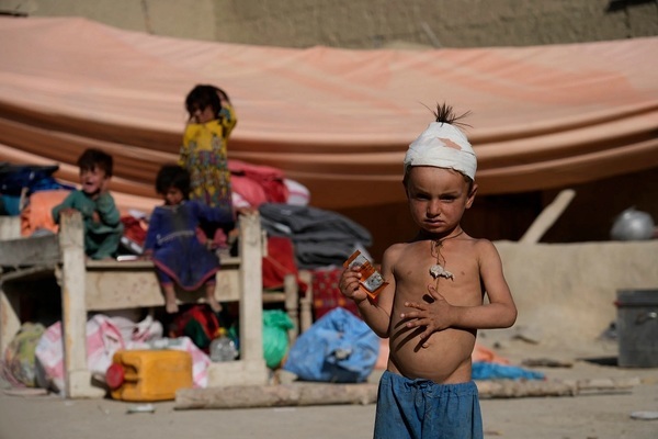 Thảm họa nối tiếp sau động đất khiến 1.000 người chết, 2.000 người bị thương ở Afghanistan - Ảnh 1.