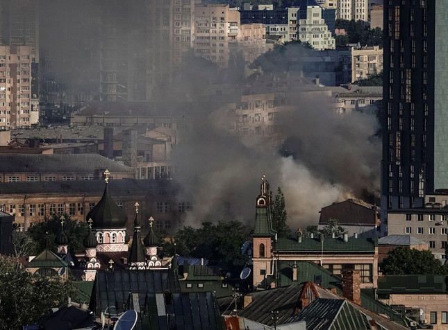 Nga xác nhận không kích nhà máy rocket ở Kiev - Ảnh 2.
