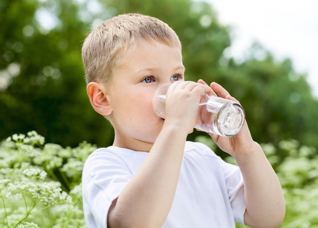 Trẻ em uống lượng nước trong ngày bao nhiêu là đủ? - Ảnh 1.