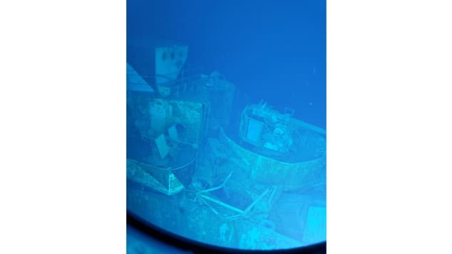 Tìm thấy con tàu đắm sâu nhất thế giới bốn dặm dưới Thái Bình Dương - Ảnh 3.