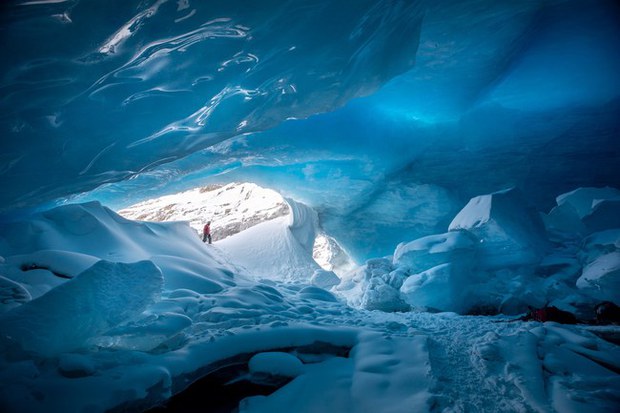 Nhiếp ảnh gia bất chấp gian khổ thám hiểm hệ thống hang động băng giá kỳ vĩ, vẻ đẹp trước mắt choáng ngợp đến khó tin - Ảnh 10.