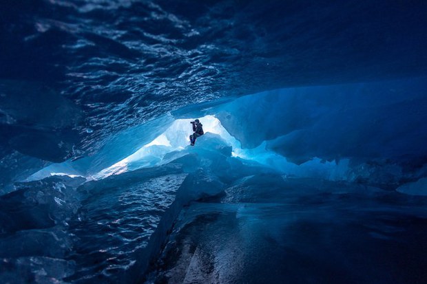 Nhiếp ảnh gia bất chấp gian khổ thám hiểm hệ thống hang động băng giá kỳ vĩ, vẻ đẹp trước mắt choáng ngợp đến khó tin - Ảnh 11.