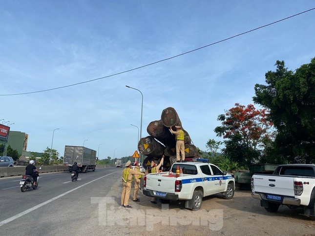 Tạm giữ xe đầu kéo chở gỗ lim ‘siêu khủng’ khi qua địa phận Quảng Ngãi - Ảnh 1.