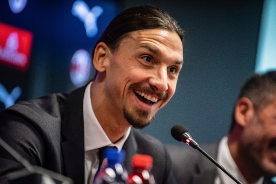 Ibrahimovic chưa giải nghệ, tiếp tục đồng hành cùng AC Milan - Ảnh 1.