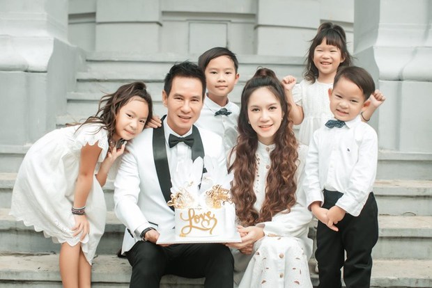 Những gia đình hạnh phúc, chưa từng lục đục trong showbiz Việt - Ảnh 4.