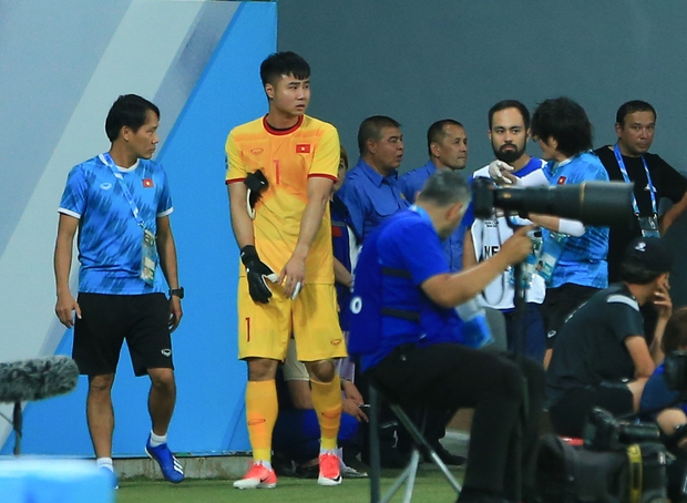 Thủ môn Văn Toản xin lỗi và giải thích về sai lầm trước toàn đội U23 Việt Nam - Ảnh 3.