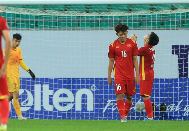Cầu thủ U23 Việt Nam cắn răng thi đấu, ôm đầu thất vọng vì bàn thua phút cuối - Ảnh 2.