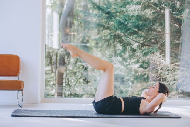 5 bài tập Pilates giúp săn chắc bụng đón hè - Ảnh 2.